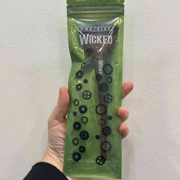 ONE/SIZE X WICKED OFF THE HANDLE
COMPLEXION BRUSH - Picture 2 of 2